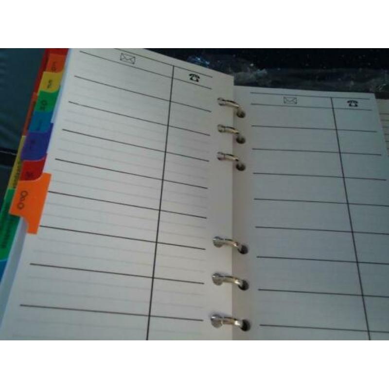 organizer met pen en maandoverzicht weekplanner