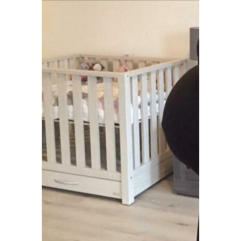Twf box met lade lichtgrijs/beige in nette staat
