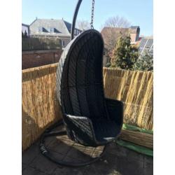 Twee hangstoelen. Doe een goed bod,