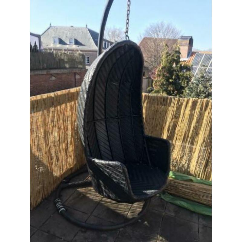 Twee hangstoelen. Doe een goed bod,