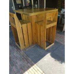 staantafel met stoelen