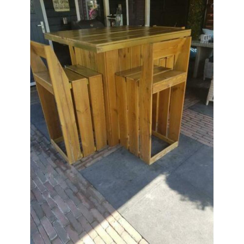 staantafel met stoelen