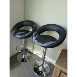 Twee barstoelen