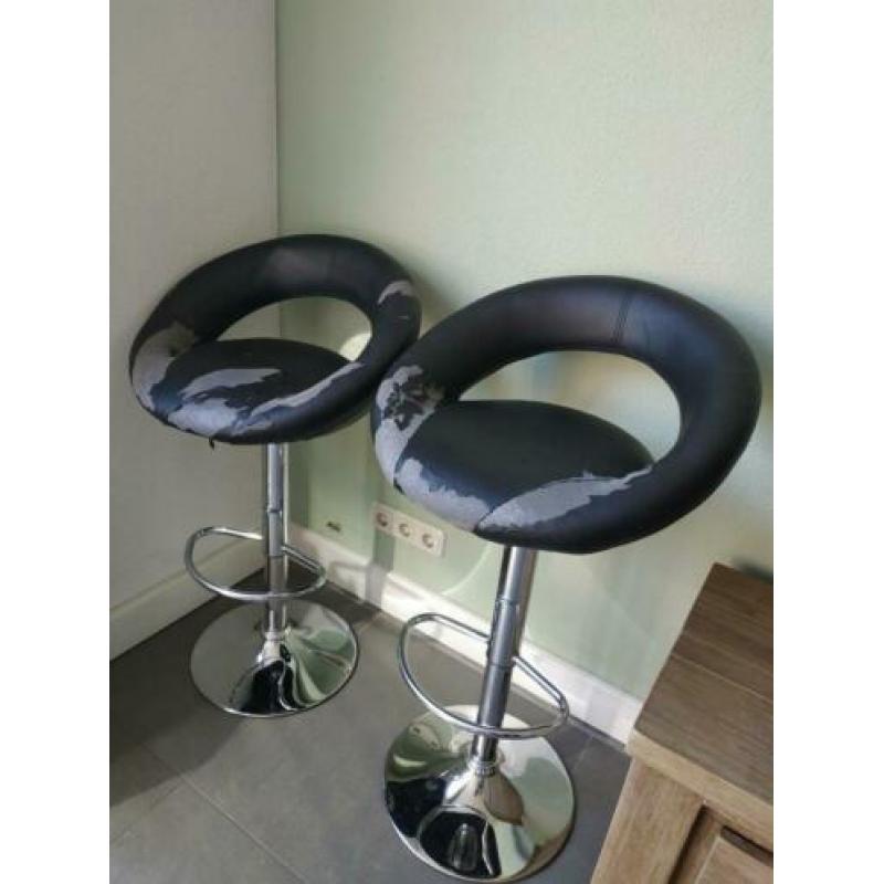Twee barstoelen