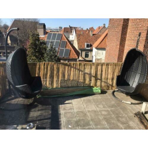 Twee hangstoelen. Doe een goed bod,