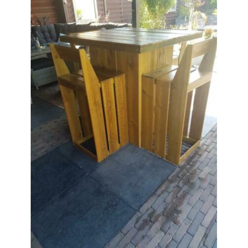 staantafel met stoelen