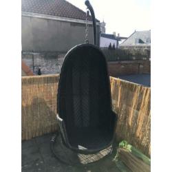 Twee hangstoelen. Doe een goed bod,