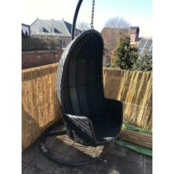 Twee hangstoelen. Doe een goed bod,