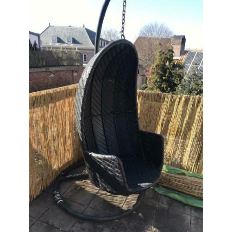 Twee hangstoelen. Doe een goed bod,
