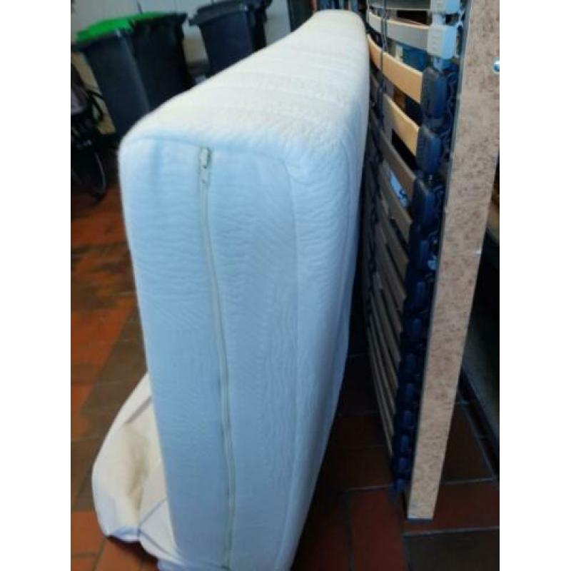 Mooi eenpersoons matras net lattenbodem, 90cm bij 200 cm.