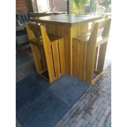 staantafel met stoelen