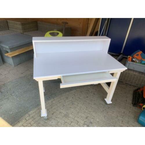 Houten bureau op wieltjes LxBxH 100x60x88
