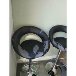 Twee barstoelen
