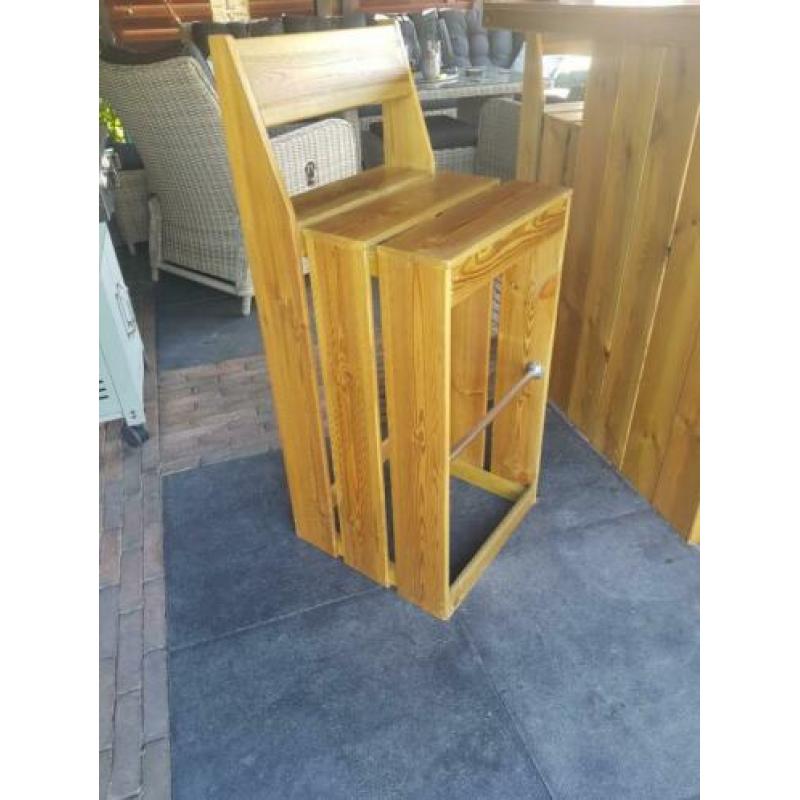 staantafel met stoelen