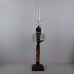 Olielamp met geslepen vat op marmeren voet
