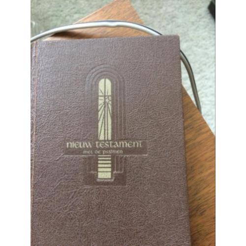 Het nieuwe testament 1949 mag bijna gratis weg
