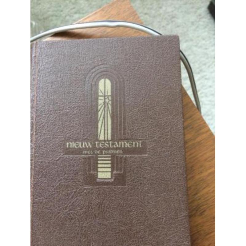Het nieuwe testament 1949 mag bijna gratis weg