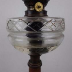 Olielamp met geslepen vat op marmeren voet