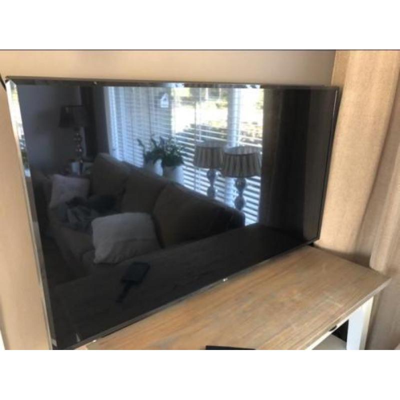 LG Led TV 138 Cm 5 maand oud/garantie/drie krassen op scherm