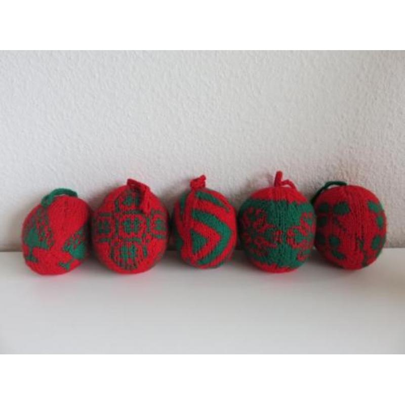 Set van 11 (Zelf) gebreide kerstballen (rood groen wit)