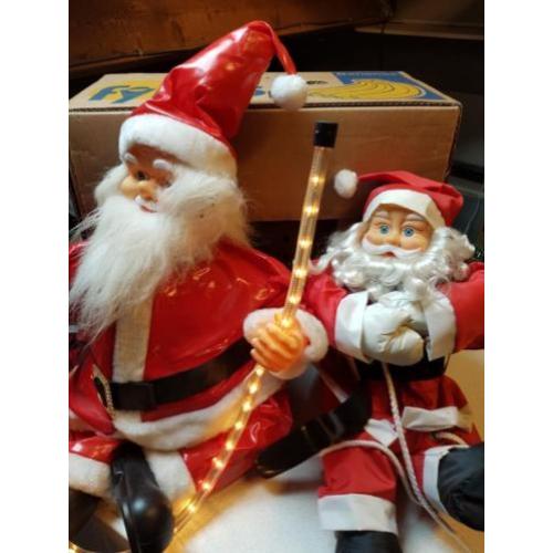 2 kerstmannen waarvan 1 met verlichting en 2 kerst kussenhoe