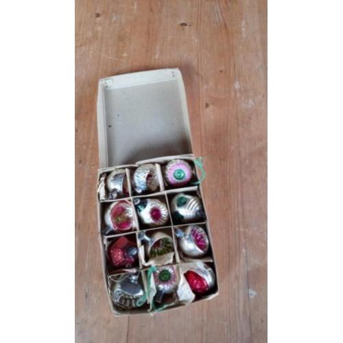 Stok oude kerstballen in originele doos. Klein formaat.