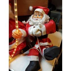 2 kerstmannen waarvan 1 met verlichting en 2 kerst kussenhoe