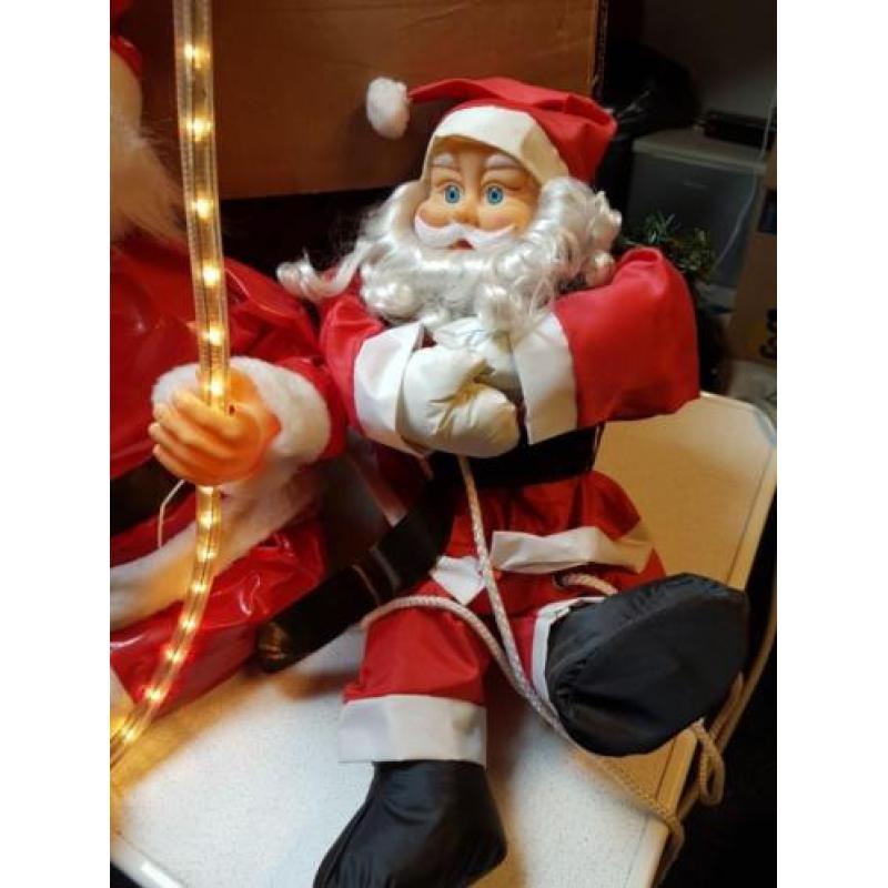 2 kerstmannen waarvan 1 met verlichting en 2 kerst kussenhoe