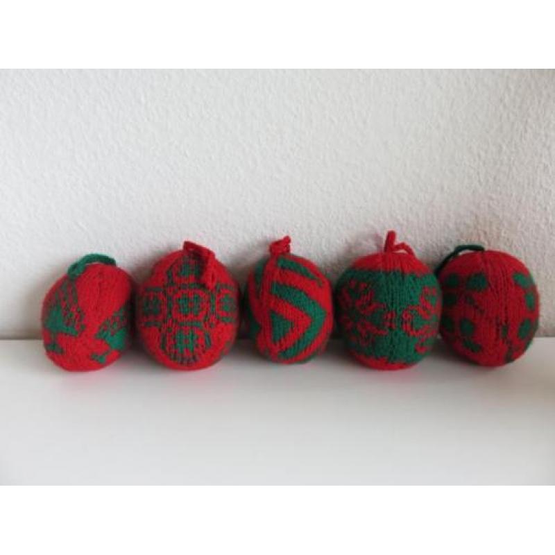 Set van 11 (Zelf) gebreide kerstballen (rood groen wit)