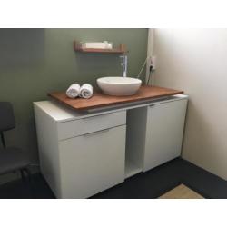 Groot badmeubel met boiler / teak werkblad / porselein