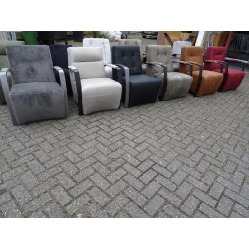 Nieuwe fauteuils met metalen armleuning en binnenvering!