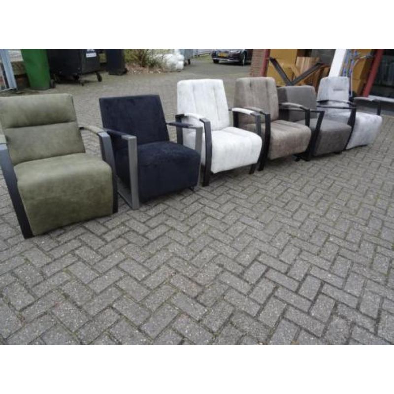 Nieuwe fauteuils met metalen armleuning en binnenvering!