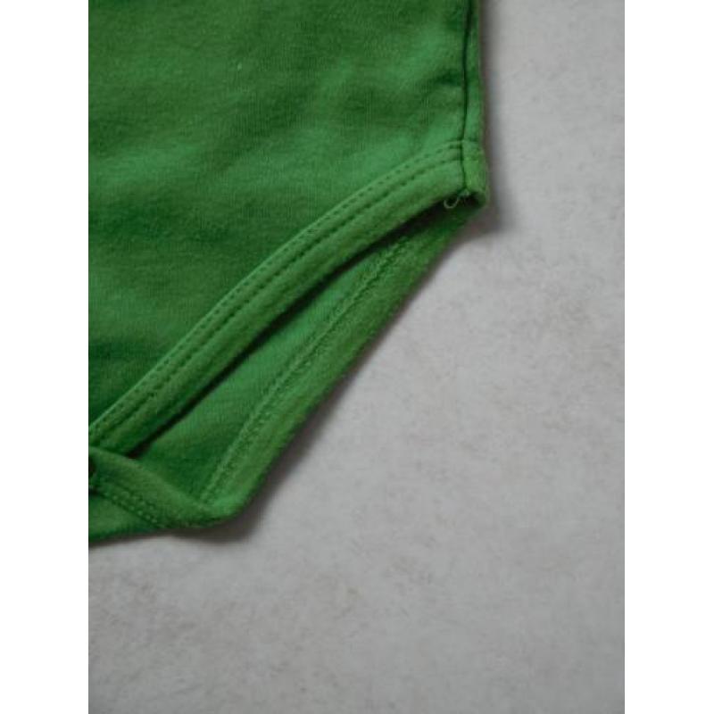 (J63) Groen rompertje met lange mouwen