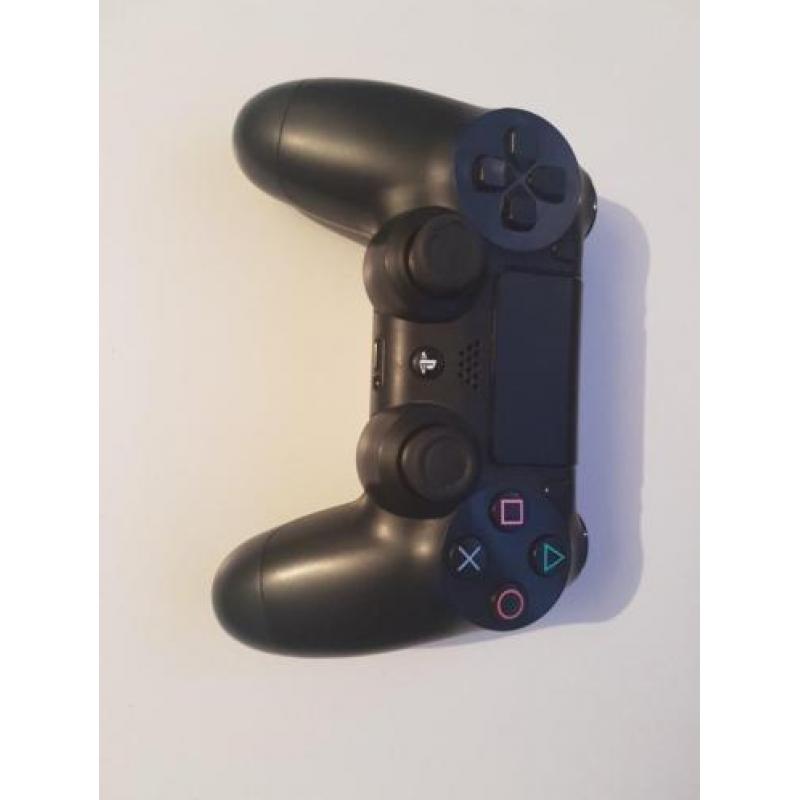 Playsation 4 met 2 games