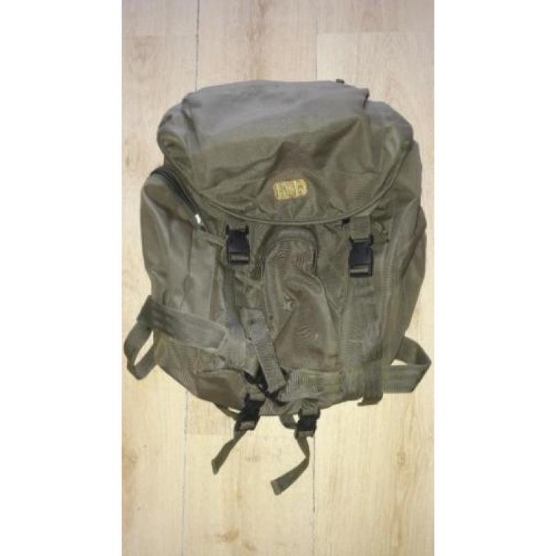 Legergroene rugzak van ca. 25 liter.
